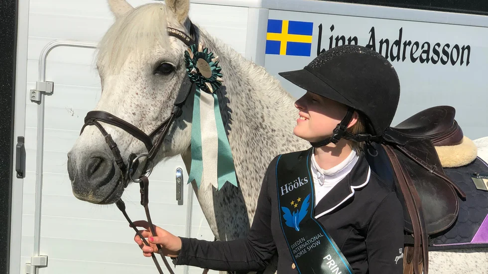 Linn Andreasson tog hem medelsvår B-klassen med sin ponny Edens Molly i helgen. Norrköpingstävlingen tog dem ett steg närmare en final på Friends arena nästa år.
