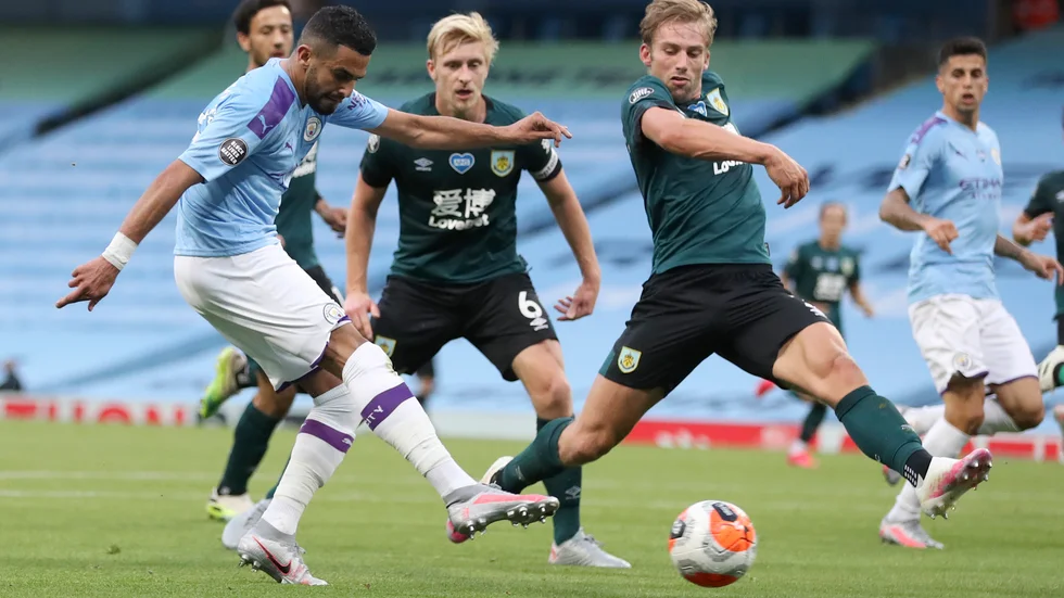Riyad Mahrez, till vänster, gör sitt första av två mål för Manchester City i storsegern över Burnley.