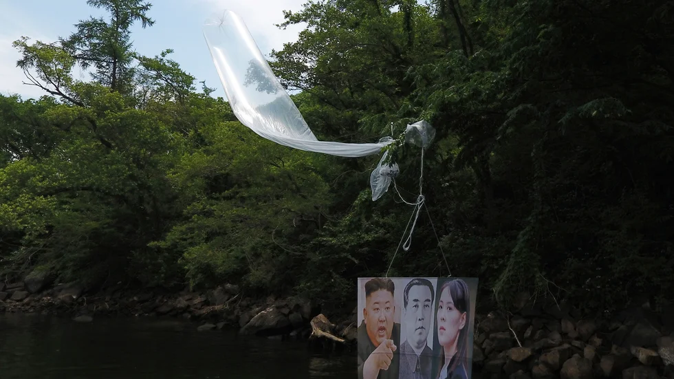 En ballong med bilder på Nordkoreas diktator Kim Jong-Un, tidigare diktatorn Kim Il-Sung och Kim Jong-Uns syster Kim Yo-Jong. Bilden är tagen i sydkoreanska Hongcheon. Enligt en sydkoreansk aktivist har hundratusentals flygblad skickats över gränsen mot Nordkorea under natten mot tisdagen.