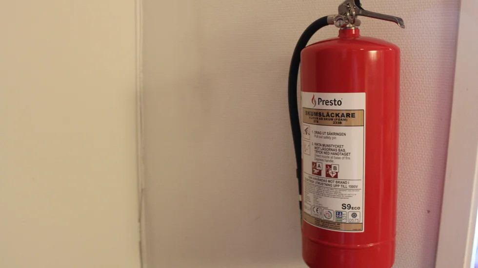 Studenter blev nedsprutade med skum från brandsläckare av tillresta maskerade personer. 