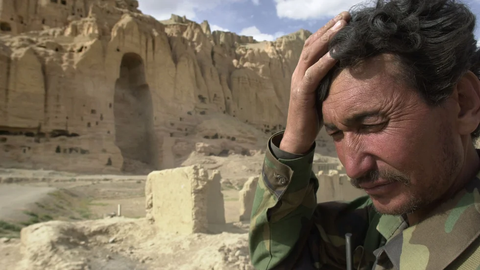 Talibanerna sprängde de två antika Buddhastatyerna från 500-talet i Bamiyan i Afghanistan.