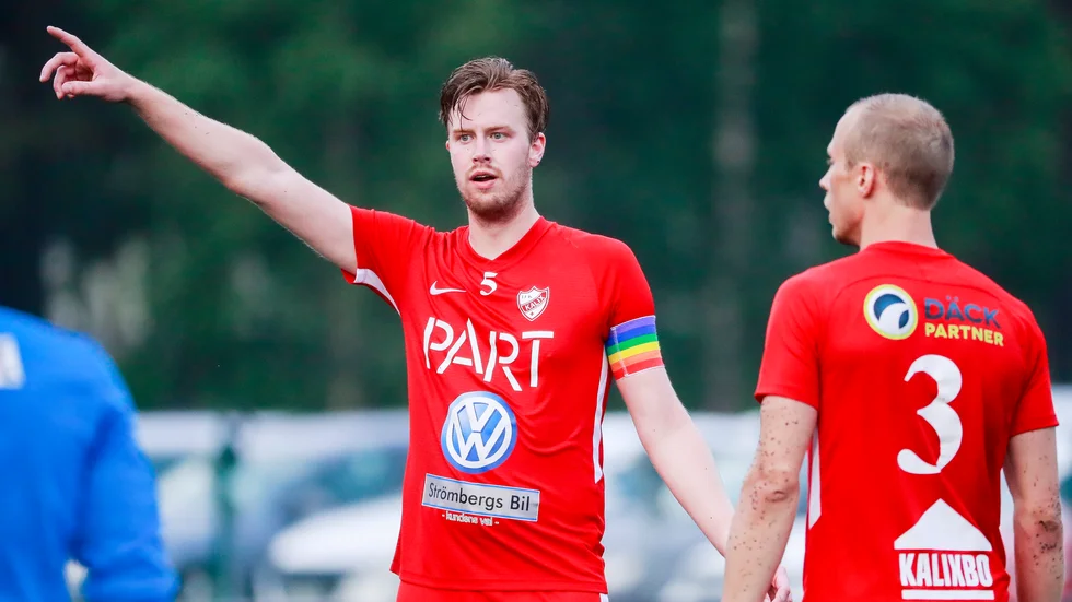 Robin Kattilavaara lagkapten i IFK Kalix pekar ut riktiningen för laget efter den viktiga segern mot Skogså.