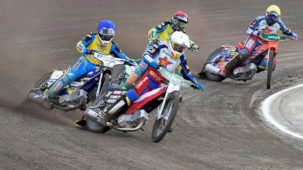 Västervik Speedway och Dackarna möts i ett toppderby på tisdagskvällen.