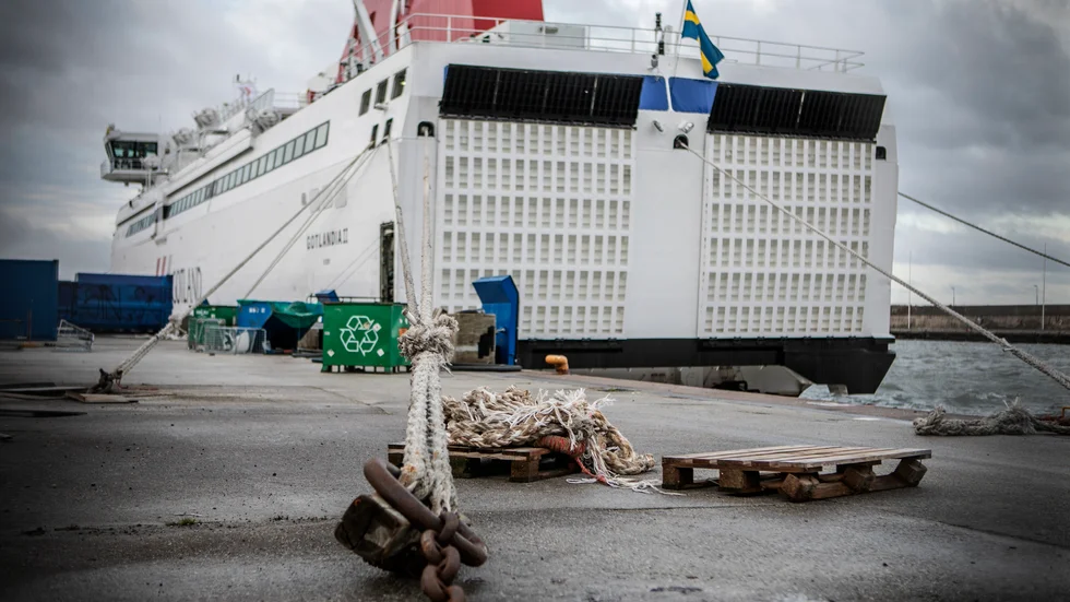 En stuveriarbetare var nära att träffas av ett tungt metallhjul som lossnade från landgången på ett av fartygen i hamnen.