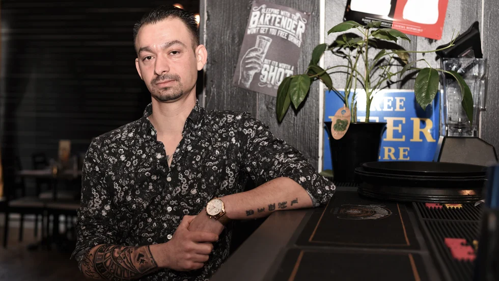Durhan Elezovic på Burgers & Beers som bestämt att ha öppet men stänga så snart förbudet att alkohol träder i kraft klockan 20.00. "Det är klart att sånt märks, varje timme vi tvingas stänga är en förlorad timme".
