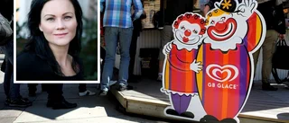 Provocerande att se långa köer till glasskiosken