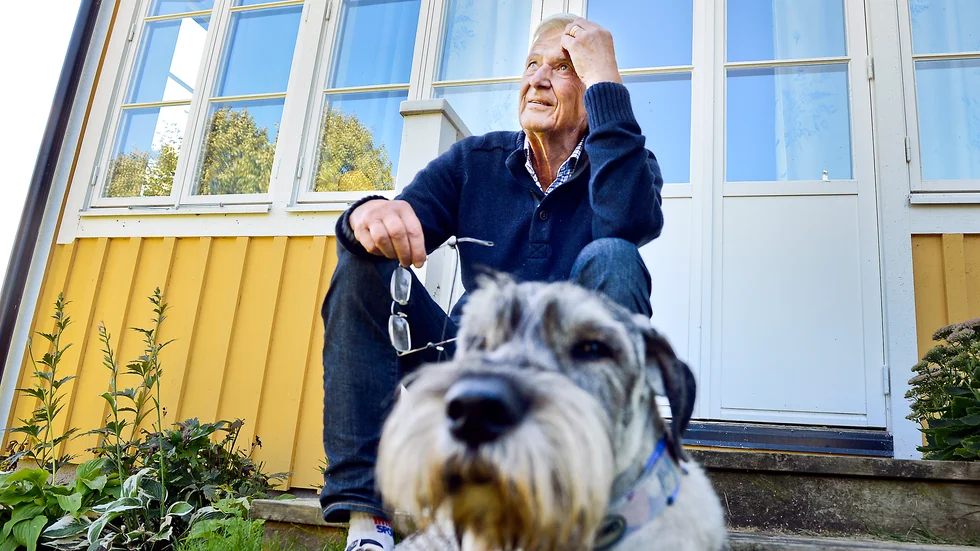 Per-Olov Enquist tillsammans med sin ena hund, schnauzern Pelle, utanför huset inför 80-årsdagen 2014. Det blev Norrans sista stora intervju med författaren. 