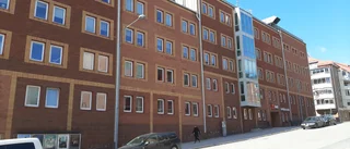 Protest mot tre nya våningar på tegelbyggnad i centrum