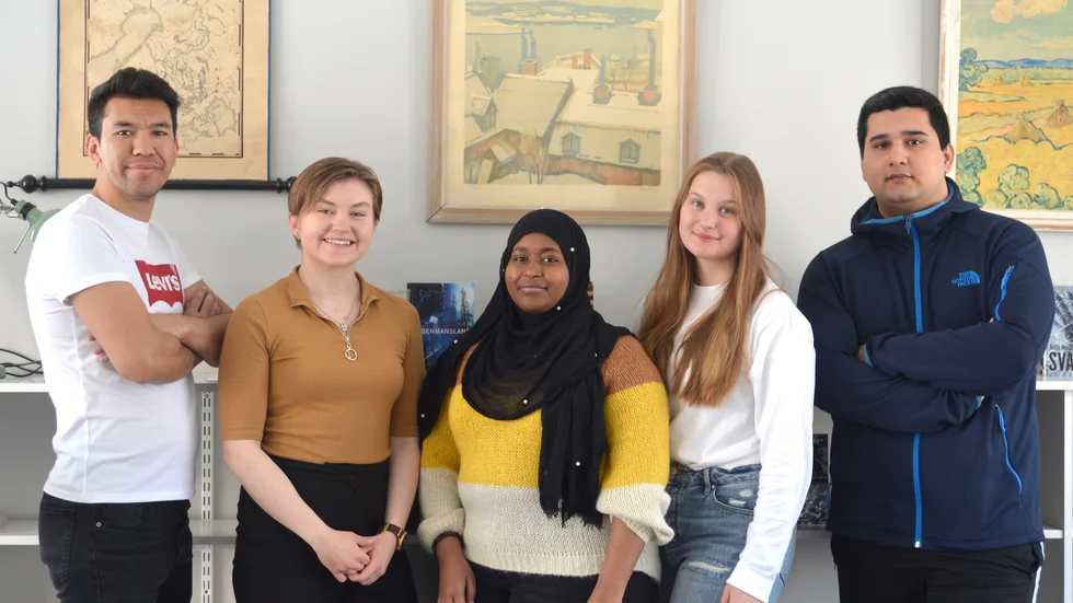 Unga i volontärverksamhet handlar åt äldre i coronatider. Från vänster: Abuzar Qasemi, Matilda Forsberg, Afrah Ali, Vera Wennerström och Alireza Rahmani.