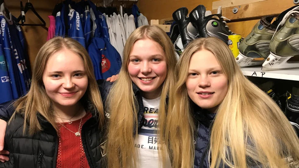 Stina Björck och Elsa Malmberg, här tillsammans med lagkamraten Ida-Elvira Karlsson i IFK Motala, är båda med i en observationstrupp inför ett tänkbart F17-VM i Lidköping i februari nästa år.