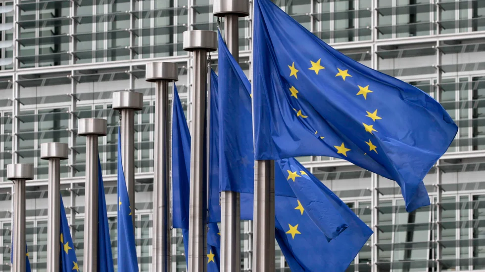 EU-flaggor utanför EU-kommissionen i Bryssel. Arkivbild.