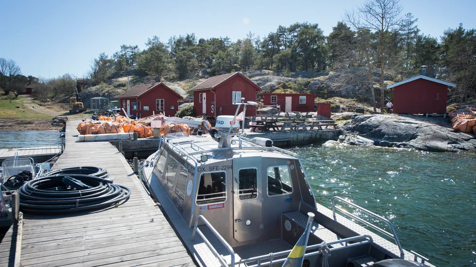 Kommunen borde ha sökt tillstånd om vattenverksamhet innan stränderna på Kråmö sanerades från frigolit. Det konstaterar länsstyrelsen, som nu kräver att området återställs.