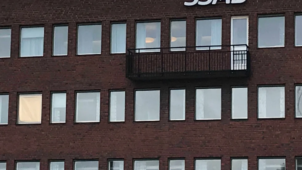 Trots full skyddsutrustning fick en anställd på SSAB en stål-eller slaggloppa på sig som brände fast i huden.