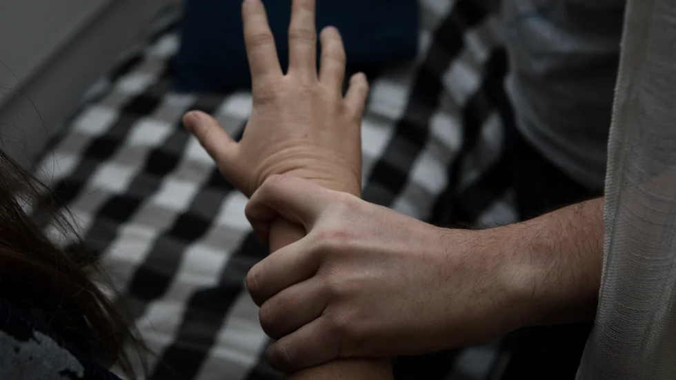Paret bråkade i hemmet. Nu har mannen dömts för misshandel mot sin hustru, som var gravid vid tillfället.