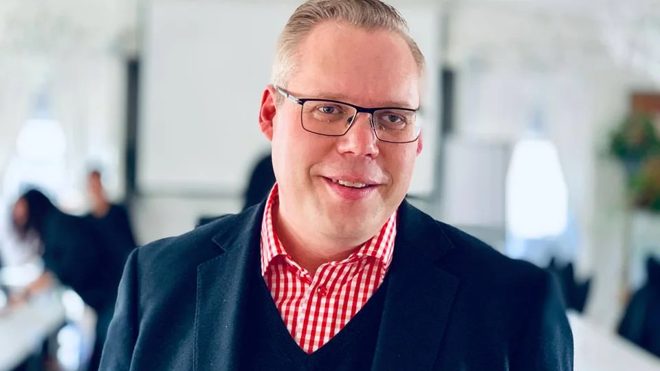 Kommunstyrelsens ordförande Daniel Portnoff (M) ser att den ekonomiska utvecklingen följer förväntningarna från i våras. 