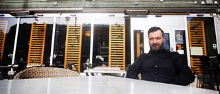 Han öppnar uteserveringen – en månad tidigare