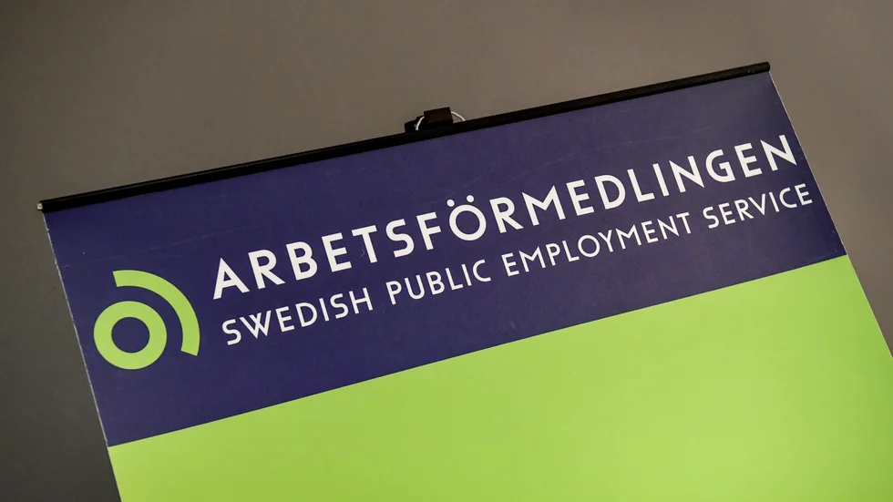 Vågen av varsel är fortfarande störst inom restaurang och hotell, uppger Arbetsförmedlingen.
