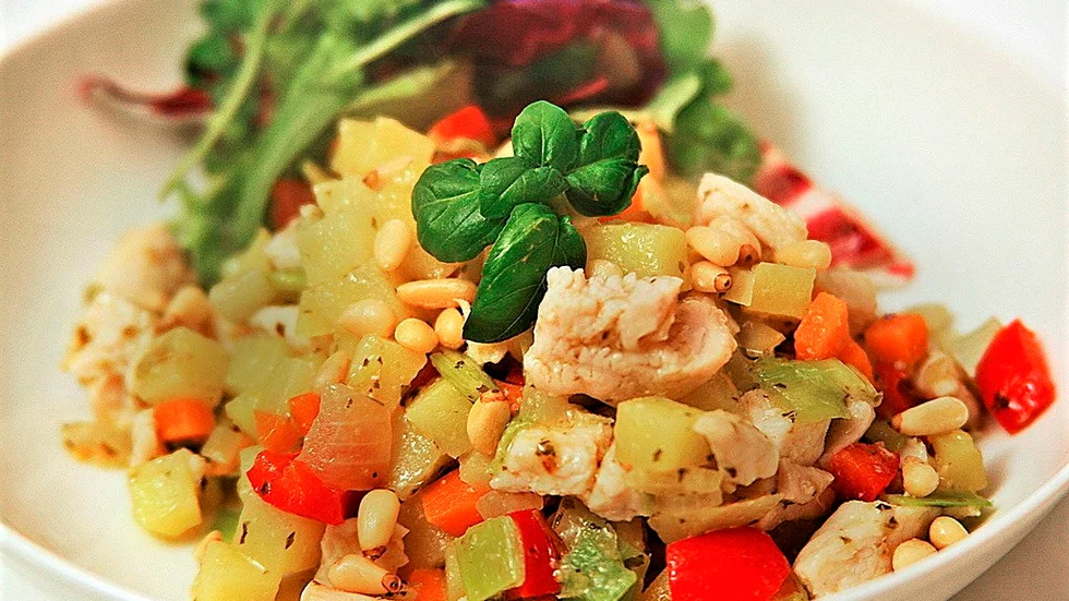 Grönare och smakfullare pytt i panna får man med kyckling, basilikapesto och pinjenötter.