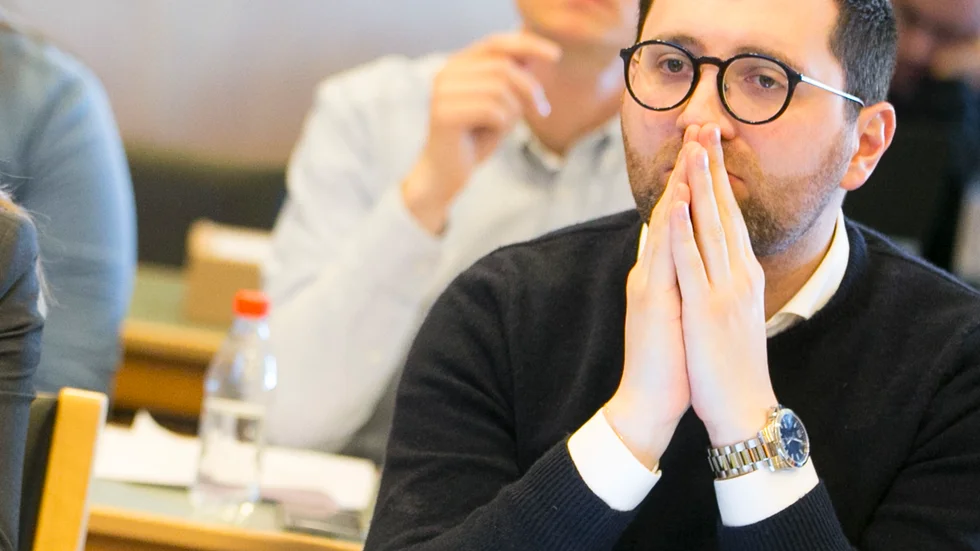 Förslaget är att inte lägga något förslag. Nihad Zara och fullmäktiges presidium föreslår att frågan i en folkomröstning ska formuleras av fullmäktige och att det görs innan beslutet om en folkomröstning ska hållas tas.