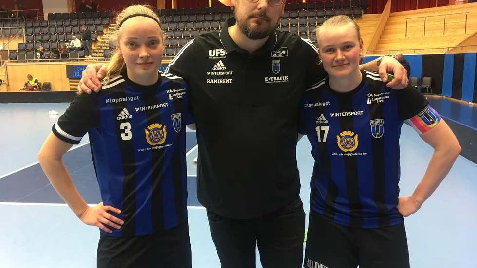 Martin Swedén avgår som tränare för Sirius för att i stället jaga en ny tränare. Här flankeras han av spelarna Isa Gränsjö och Klara Molin.