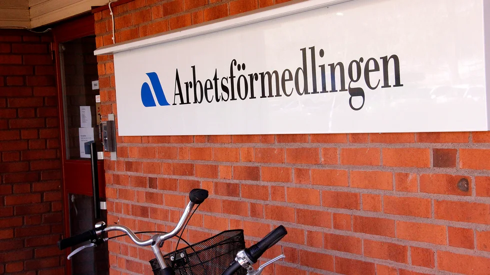 "Vi som kommun har inte råd att det nu uppstår luckor och glapp i nedskärningens tid gällande Arbetsförmedlingen." skriver Svante forslund, ordförande Liberalerna i Enköping. 
