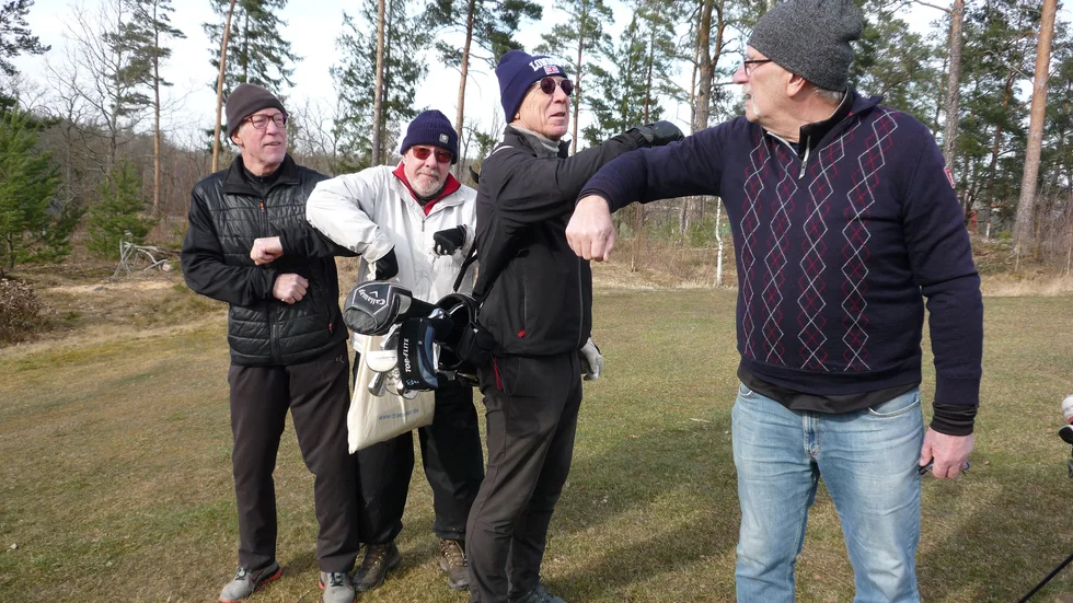 "Vänster-Ove" Andersson, Hans Dahl, Björn Larsson och Nisse Thofelt visar nya sätt att tacka varandra efter en golfrunda.