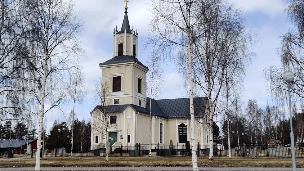 Kyrkbänkarna står tomma och klockorna är tysta. Många väljer att antingen ställa in eller skjuta upp sina bröllop under pandemin.