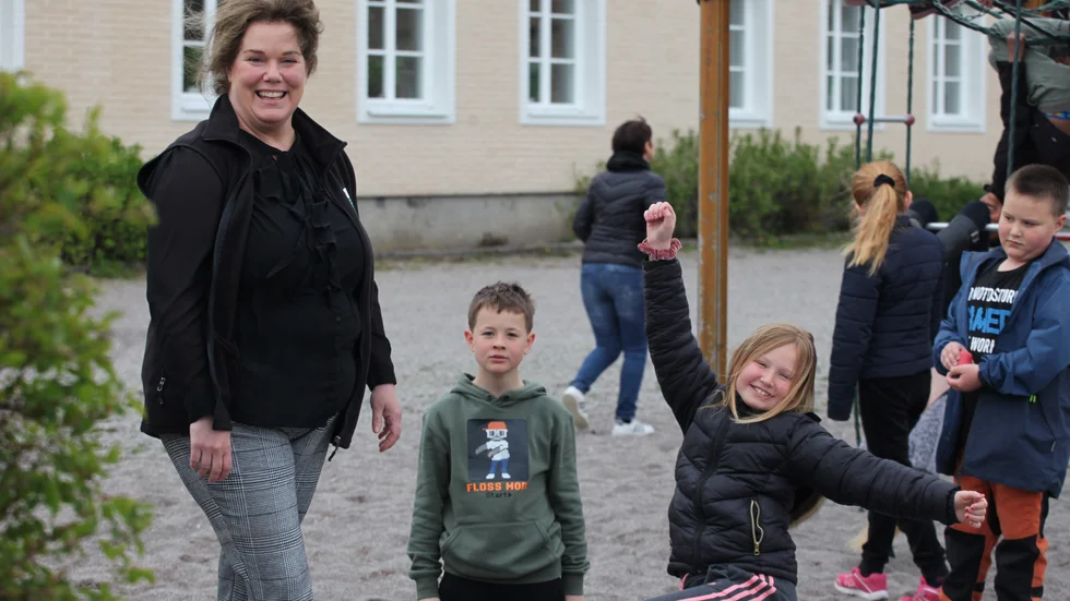 Monica Aspe med 10-åriga Daniel Norling som flyttade till Fogdön från Stockholmstrakten för tre månader sedan, och 9-åriga Alicia Kavander som började på skolan i Fogdö redan i förskoleåldern.