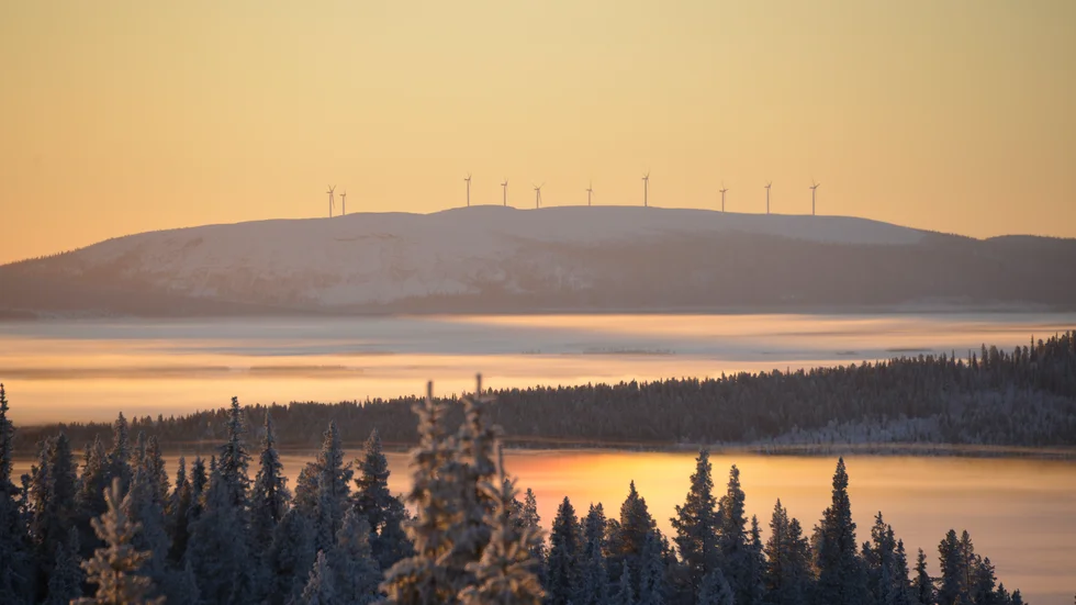 Mark- och miljödomstolens beslut skulle kunna innebära att kraftverken höjs från 125 meter till 330 meter i framtiden, vilket skulle kunna vara farligt för fastighetsägaren.