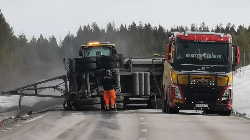 Släpet till en malmlastbil välte och fick bärgas på torsdagsmorgonen.