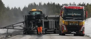 Släp till malmlastbil välte – blockerade väg
