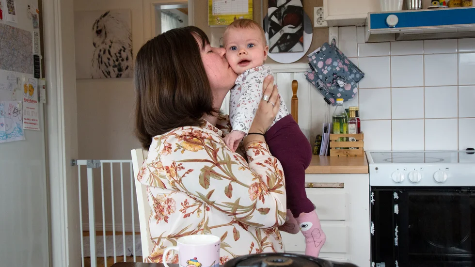 Louise Mörk har precis kommit tillbaka som ordförande i barn- och utbildningsnämnden efter föräldraledigheten. Där är hon med och fattar beslut som rör barn och unga. Själv har hon fått kämpa länge för att få dottern Ember.