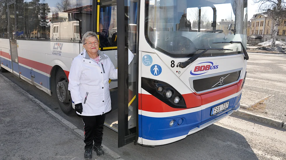 Ingen buss blir det. Evy Nordlander har nämligen fått ett positivt beslut om sjuktaxi efter det första avslaget. Då hänvisades hon till buss eller tåg inför canceroperationen i Umeå.