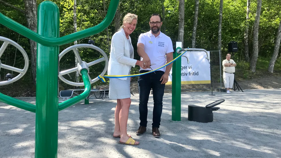 Upplevelsenämndens ordförande Kristina Eriksson (KD) inviger utegymmet tillsammans med idrotts- och fritidschefen Christopher Hoerschelmann.