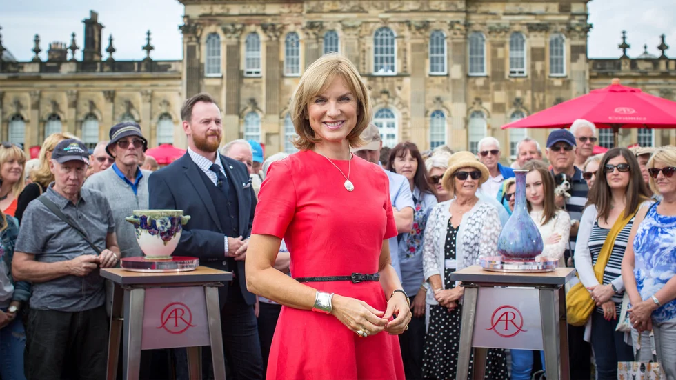 "Engelska antikrundan" med programledaren Fiona Bruce. Pressbild.