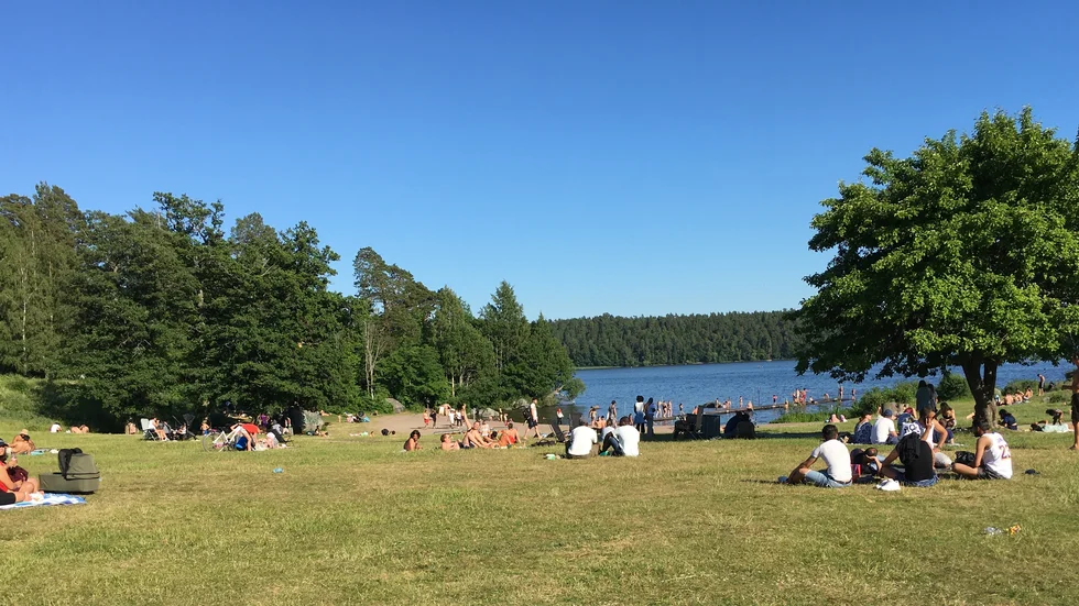 Lyssnaängen är en populär badplats i Uppsala. Under tisdagskvällen hade flera sällskap tagit sig för att njuta av vädret.