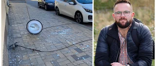 Fick gatlykta över bilen – oklart vem som ska betala: "Verkar inte vilja ta ansvar"