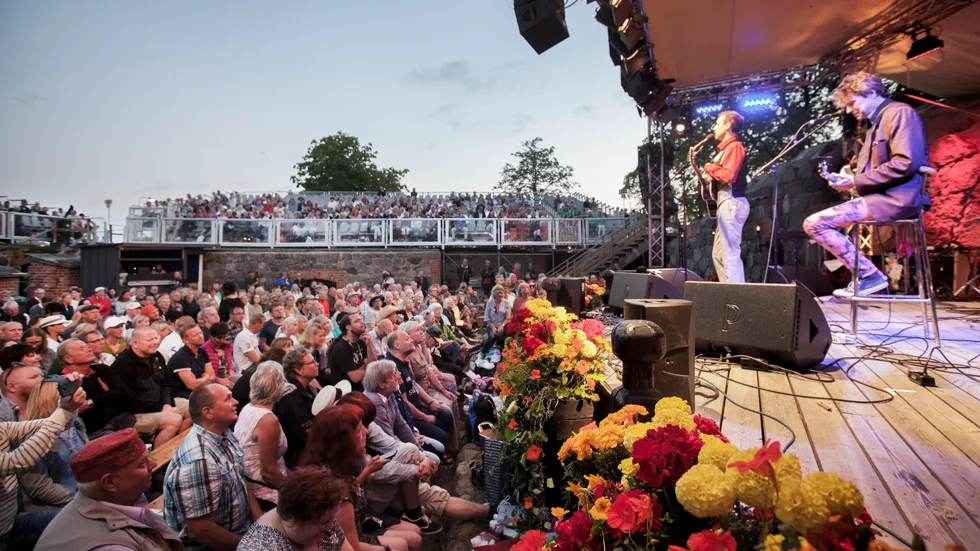 Ola Aurell spelar i Stegeholms slottsruin under Visfestivalen i Västervik 2014.