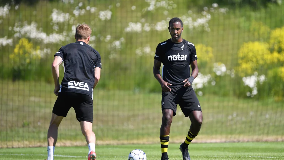 AIK:s Sebastian Larsson och Henok Goitom på en träning. Arkivbild.