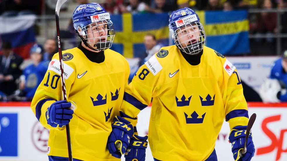 Alexander Holtz (10) och Lucas Raymond under senaste junior-VM. Arkivbild.