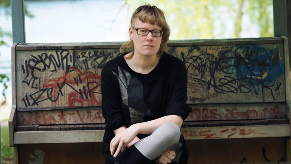 Helena Österlund är en prisbelönad författare och poet. "Att spegla sig i någon annans vatten" är andra delen i hennes självbiografiska romanprojekt som inleddes med "Min sårbara kropp".