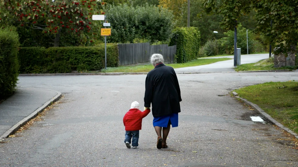 Den äldre generationen bidrar fortfarande till att samhället snurrar. Bakom många karriärer och vardagsliv finns far- och morföräldrar som ser till att vardagen går ihop.
