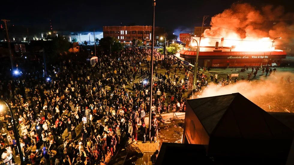 En polisbyggnad i Minneapolis i brand i samband med protester den 28 maj.
