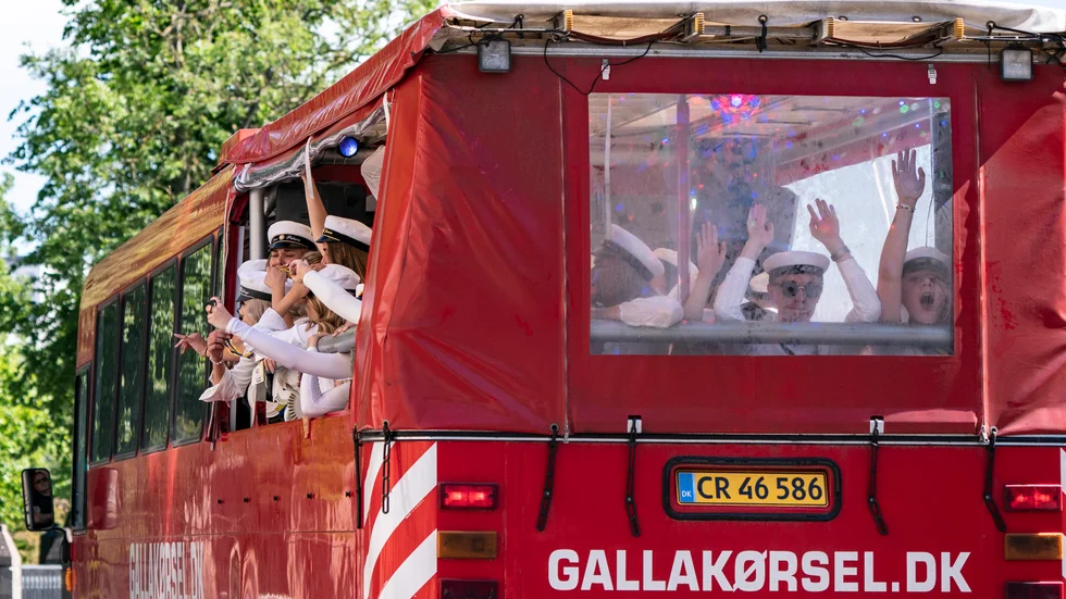 Studenter åker dansk buss genom Malmö – på andra sidan sundet tillåts studenterna nu att åka studentflak. Arkivbild.
