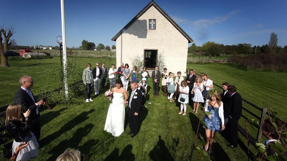 Gnisvärds kapell är en av de populäraste byggnaderna att gifta sig i på Gotland. Bilden visar ett bröllop 2010.