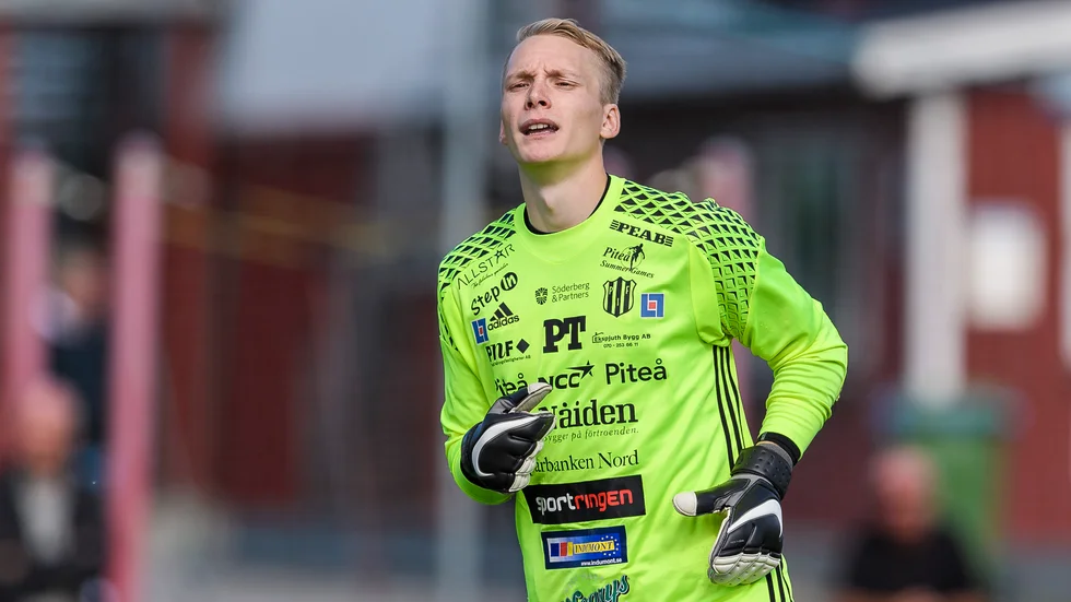 Tomas Adell har en hand i gips.