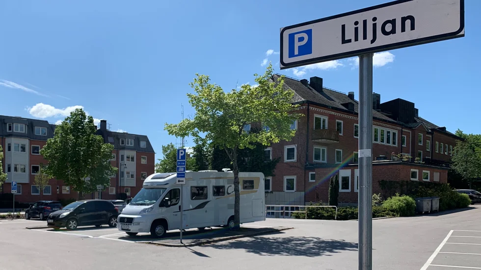 På de två ställplatserna på Liljans parkeringsplats är det tillåtet att stå gratis upp till 24 timmar.