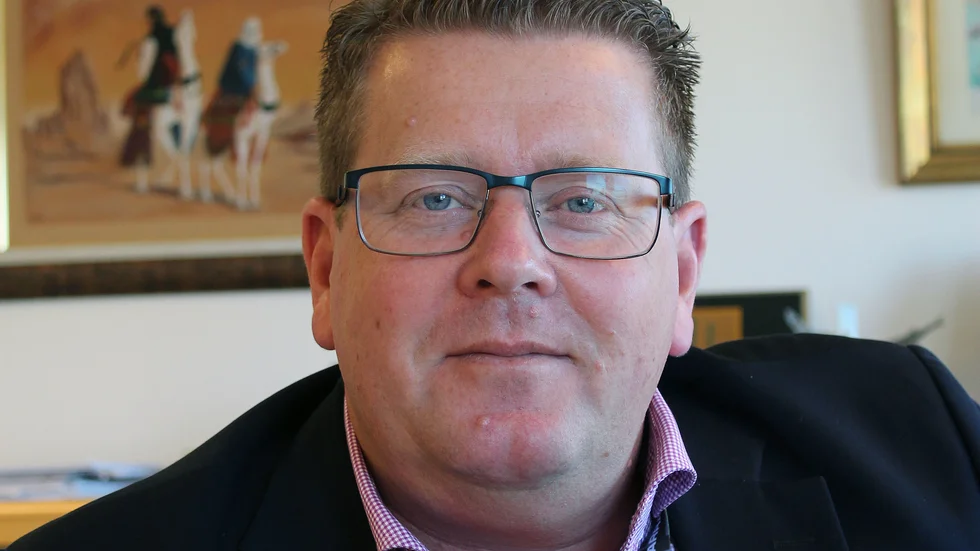 VIK:s vice ordförande Anders Wiman förklarar hur klubben ska hantera att Emil Georgsson sitter på dubbla stolar.