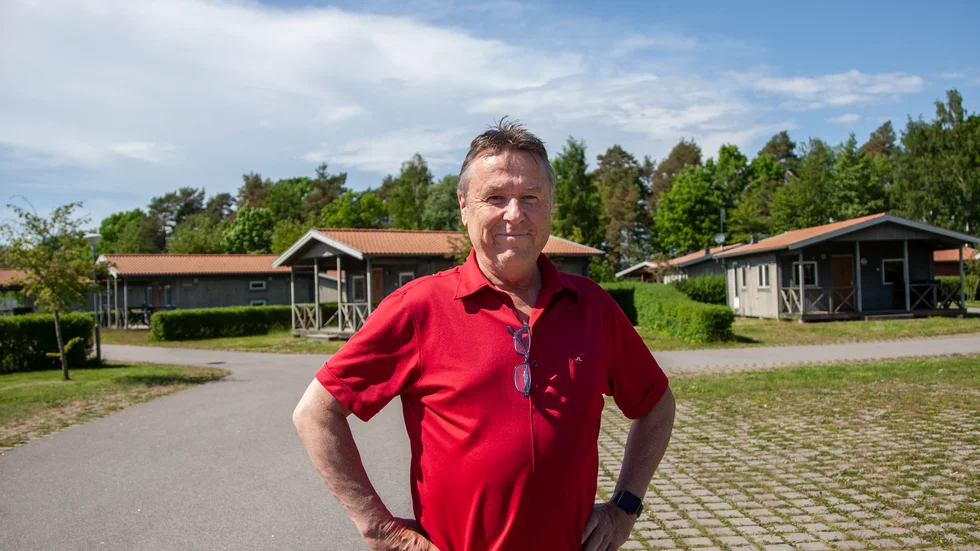 Lars Andersson meddelar att man kommer skänka totalt 20 nätter till personer som inte har den ekonomiska möjligheten att hyra en stuga själv. Men hur de kommer delas ut är inte klart än.