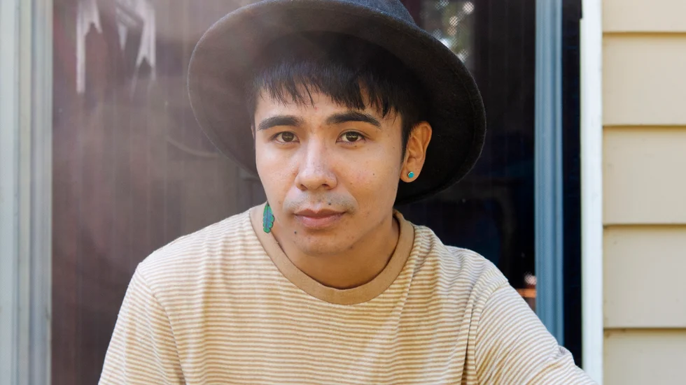 Ocean Vuong är född i Vietnam 1988 och uppväxt i USA. Han debuterade som poet med "Natthimmel med kulhål". I USA blev romanen "En stund är vi vackra på jorden" snabbt en kritikerhyllad bästsäljare.